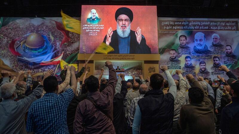 Krieg zwischen Israel und Hisbollah hätte verheerende Folgen Anhänger jubeln Hisbollah-Generalsekretär Hassan Nasrallah in Beirut bei einer per Videolink übertragenen Fernsehansprache zu. Nasrallah wird nicht müde, den Erfolg der Hisbollah und die „Erschöpfung des Feindes“ Israel zu betonen.