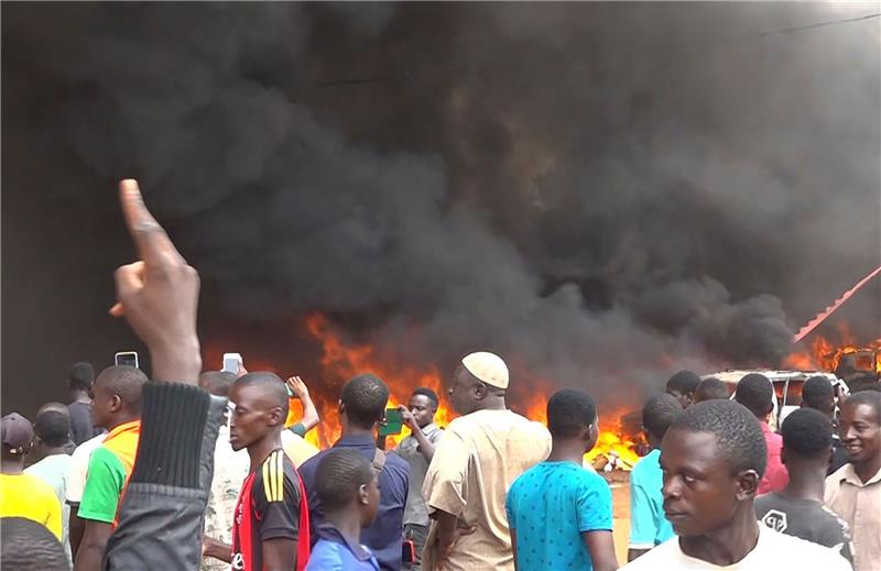 Putschisten entmachten Präsidenten in Niger Anhänger meuternder Soldaten sind auf den Straßen von Nigers Hauptstadt Niamey unterwegs, das Hauptquartier der Regierungspartei steht in Flammen. Das Militär hat erklärt, die Forderung der Putschisten nach einem Ende der Amtszeit von Präsident Bazoum zu unterstützen.