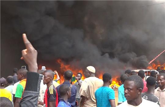 Anhänger meuternder Soldaten sind auf den Straßen von Nigers Hauptstadt Niamey unterwegs, das Hauptquartier der Regierungspartei steht in Flammen. Das Militär hat erklärt, die Forderung der Putschisten nach einem Ende der Amtszeit von Präsident Bazoum zu unterstützen.