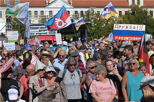 Anhänger rechter Gruppierungen protestieren gegen die Politik der Bundesregierung während einer Versammlung mit Teilnehmern aus dem rechten Spektrum auf dem Domplatz in Magdeburg.