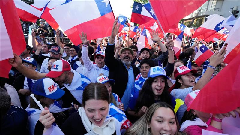 Anhänger von Jose Antonio Kast  feiern nach Schließung der Wahllokale.