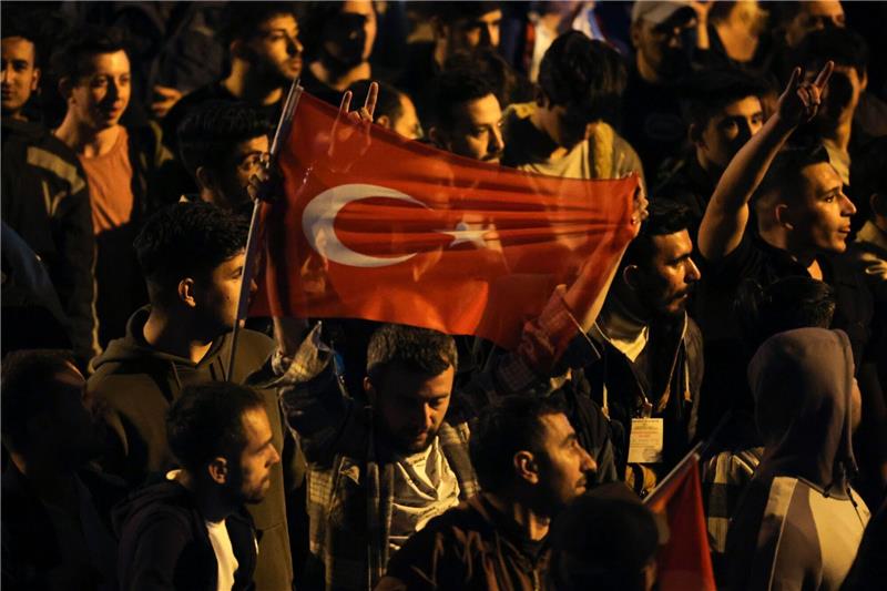 Anhänger von Kilicdaroglu, dem 74-jährigen Vorsitzenden der Mitte-Links- und pro-säkularen Republikanischen Volkspartei (CHP), jubeln vor der Parteizentrale in Ankara.