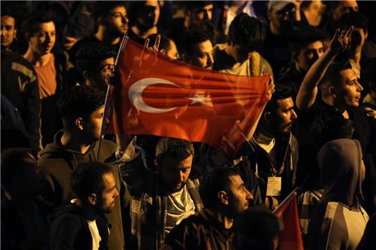 Anhänger von Kilicdaroglu, dem 74-jährigen Vorsitzenden der Mitte-Links- und pro-säkularen Republikanischen Volkspartei (CHP), jubeln vor der Parteizentrale in Ankara.