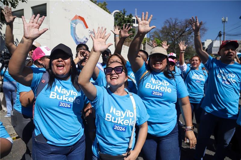 El Salvador: Bukele steuert auf Wiederwahl zu Anhänger von Präsident Bukele jubeln vor einem Wahllokal.