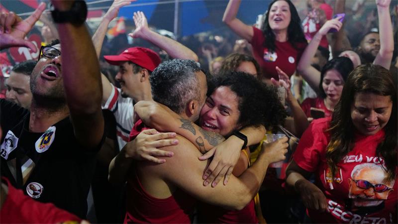 Anhänger von Präsident Lula feiern in Rio de Janeiro, nachdem er die Stichwahl um das Präsidentenamt gewonnen hat.