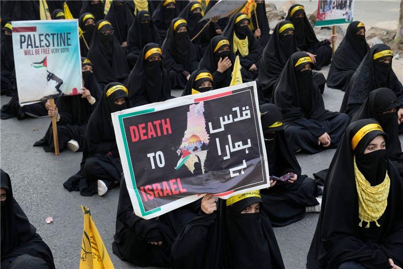 Tausende bei pro-palästinensischen Demos Anhängerinnen der religiösen, muslimischen Organisation «Jamaat-e-Islami» nehmen in Lahore an einer Demonstration gegen die israelischen Luftangriffe auf den Gazastreifen und zur Solidarität mit den Palästinensern teil.