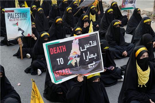 Anhängerinnen der religiösen, muslimischen Organisation «Jamaat-e-Islami» nehmen in Lahore an einer Demonstration gegen die israelischen Luftangriffe auf den Gazastreifen und zur Solidarität mit den Palästinensern teil.