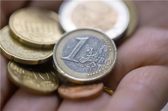 Anhaltende Krisen und Inflation bringt viele Menschen dazu beim Einkaufen, Restaurantbesuch oder Urlaub zu verzichten.