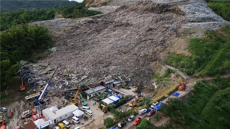 Anhaltende Regenfälle machten den Müllberg nach Angaben der Stadtverwaltung instabil.