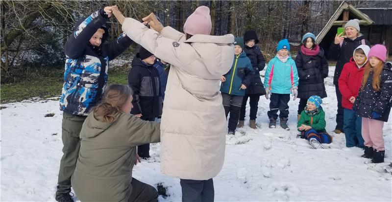 Oberharzer Kinder auf den Spuren von Fuchs und Maus Anhand verschiedener Spiele lernen die Kinder allerhand über den Wald und seine Bewohner.