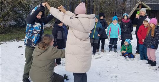 Anhand verschiedener Spiele lernen die Kinder allerhand über den Wald und seine Bewohner.