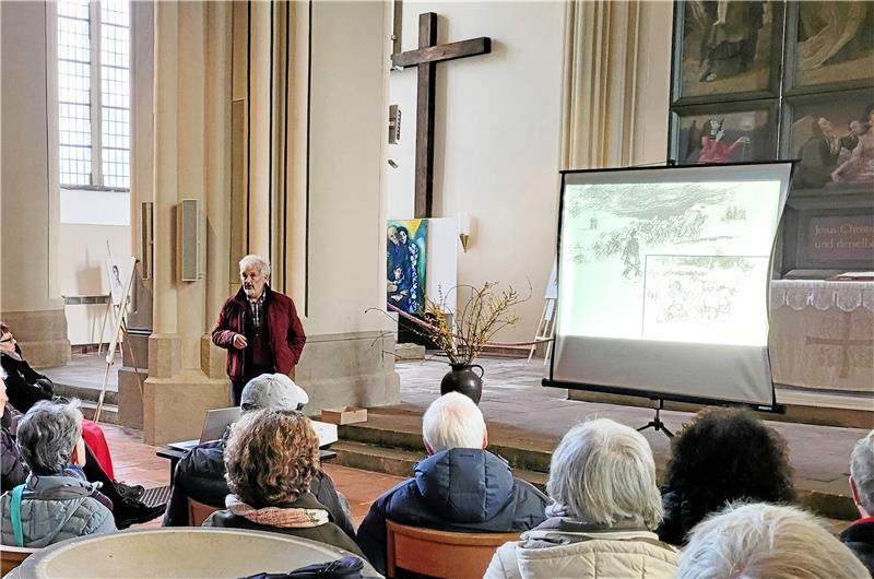 Anhand von Zeitdokumenten und Berichten ehemaliger Gefangener erzählt Firouz Vladi von den Todesmärschen. Foto: Skuza