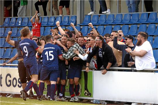 Anhang und Spieler der SG Ildehausen/Kirchberg II feiern gemeinsam das entscheidende 2:0 gegen den MTV Wolfenbüttel III. Foto: Epping