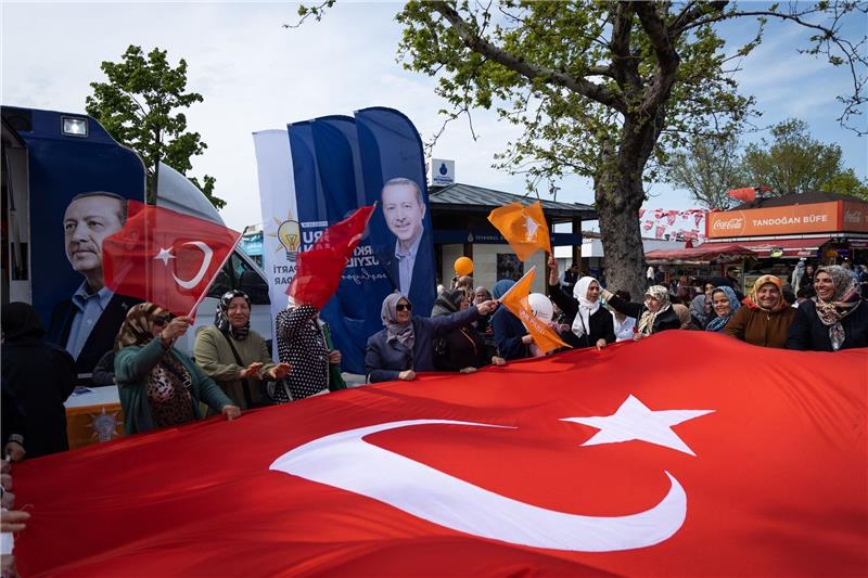 Grüne: Türkei-Wahl bietet Chance für Rückkehr zur Demokratie Anhnänger des amtierenden türkischen Präsidenten Recep Tayyip Erdogan während einer Wahlkampfveranstaltung.
