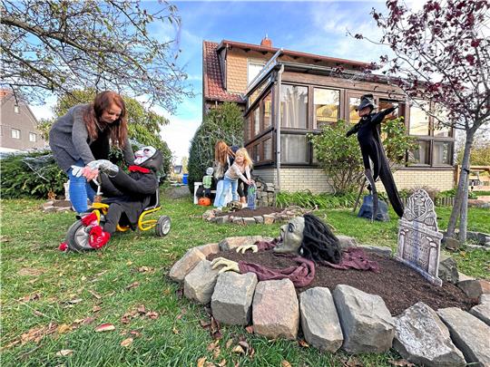 Anika Thies und ihre Töchter Hanna (hinten) und Leonie bereiten ihren Garten in der Schulstraße vor. Wer Süßigkeiten möchte, sollte starke Nerven haben. Fotos: Schlegel/GZ-Archiv