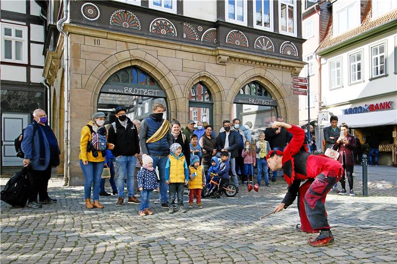 Animation, aber mit Abstand: Gaukler Hubertus unterhält seine Zuschauer.  Fotos: Epping