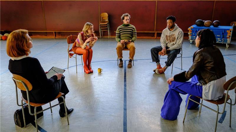 Anja (Annette Frier, l-r), Nele (Magdalena Laubisch), Dennis (Anselm Bresgott), Ben (Dimitri Abold) und Zoé (Malaya Takeda) in einer Szene aus «Love Addicts».