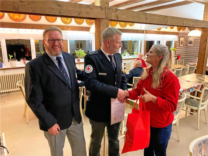 Anja Berger und Jens Wiemann (l.) zeichnen Thorsten Drews für 25-jährige Mitgliedschaft aus. Foto: Schlegel