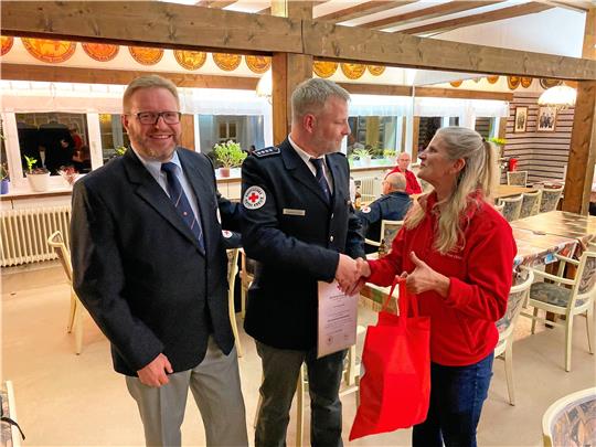 Anja Berger und Jens Wiemann (l.) zeichnen Thorsten Drews für 25-jährige Mitgliedschaft aus. Foto: Schlegel