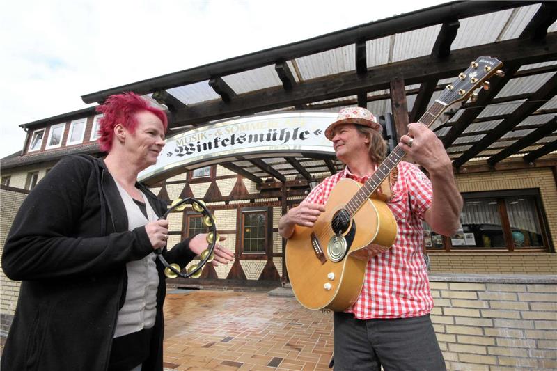 Anja Bobrowski, 2. Vorsitzende des Vereins zur Förderung von Musik, Theater und Kleinkunst, und der 1. Vorsitzende Jörg Huckenbeck laden zur Konzertpremiere in die Winkelsmühle. Foto: Gereke