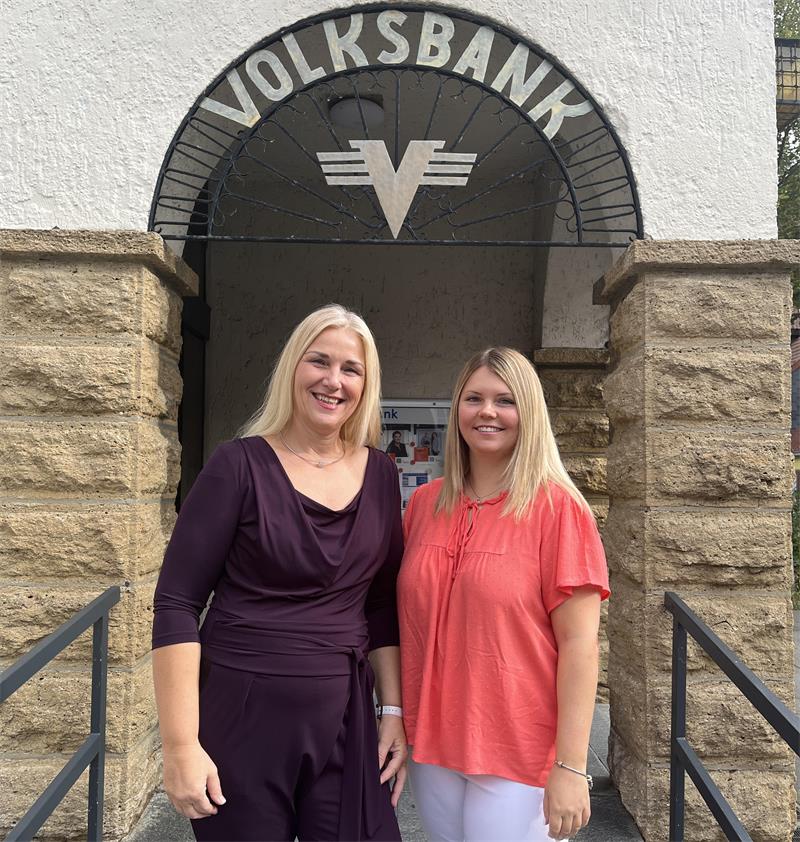 Anja Döbber (l.) und Milena Briese vor der Filiale in Oker.