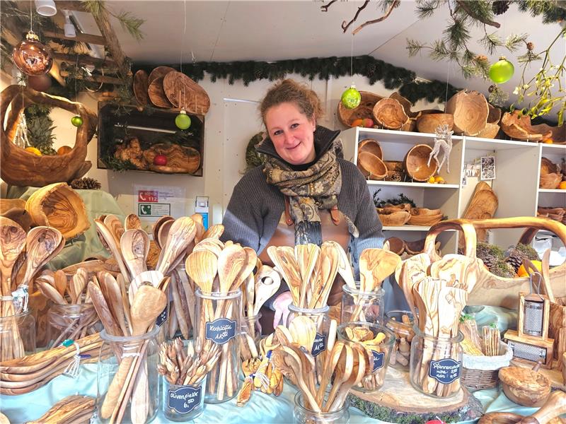 Goslar: Ein Weihnachtsmarkt der besonderen Unikate Anja Franke hat Küchenwerkzeug aus Olivenholz im Angebot. Foto: Sowa