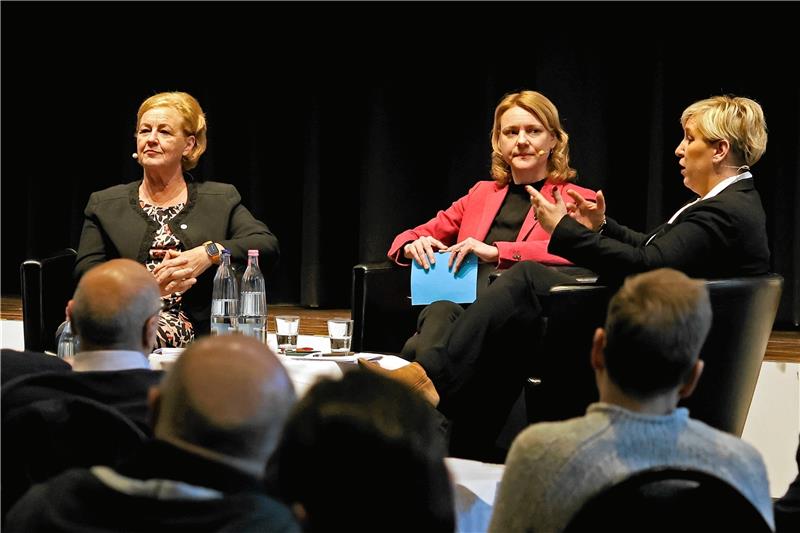 Freie Fahrt oder Pflichttests für Senioren? Anja Käfer-Rohrbach, Vize-Geschäftsführerin des Gesamtverbands der Versicherer (r.) , und Michaela Engelmann, Vorstandschefin des Sozialverbands Deutschland (l.), diskutieren beim VGT-Streitgespräch mit Moderatorin Hilke Jannsen. Foto: Epping