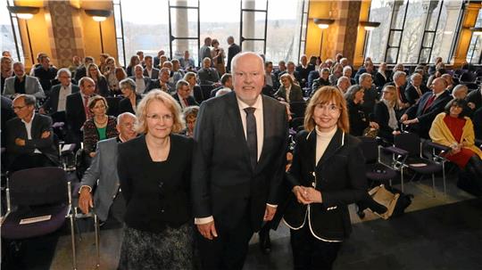 Anja Mertelsmann (li.), Geschäftsführerin des Allgemeinen Arbeitgeberverbandes Harz (AGV), mit dem AGV-Vorstandsvorsitzenden Torsten Jansen und Referentin Professor Dr. Jutta Rump bei der AGV-Jahresveranstaltung in der Kaiserpfalz. Foto: Neuendorf