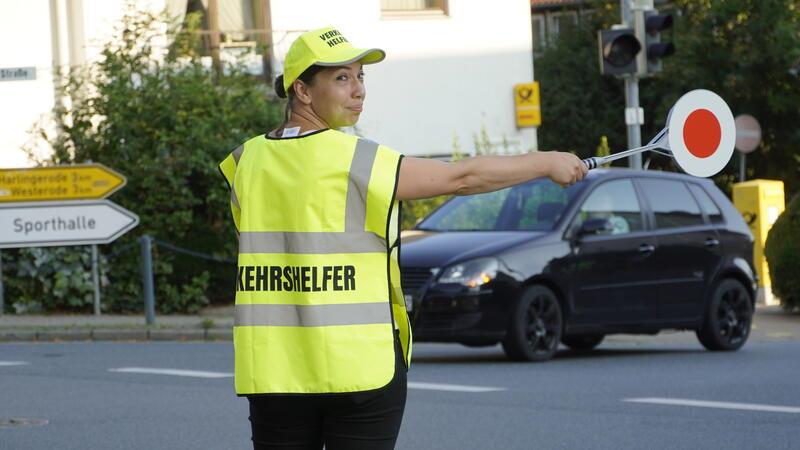 So werden Bad Harzburgs Kinder auf ihrem Schulweg beschützt Anja Seif signalisiert den Autofahrern, die von der Breiten Straße in Richtung Bahnhof abbiegen, dass sie auf die Kinder acht geben sollen, die die Straße überqueren.