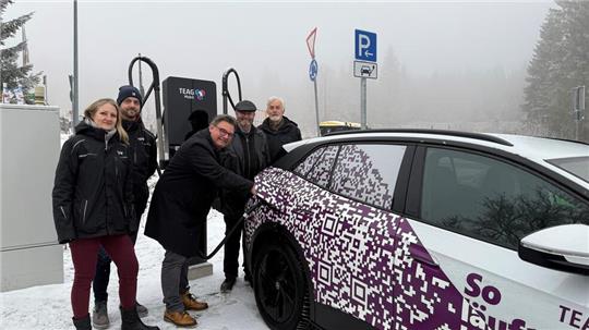 Anja Siegel und Lars Hellgrewe von der Firma Teag nehmen zusammen mit Bürgermeister Wolfgang Langer, SBB-Leiter Justus Teicke und Ortsvorsteher Albert Baumann (v.l.) die E-Tankstelle auf dem Parkplatz Hexenritt in Betrieb.