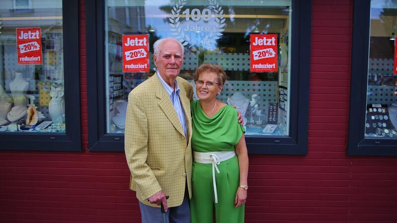 Anje Trawny-Sander ist glücklich, gemeinsam mit ihrem Vater Karl-Heinz Sander (93) das Jubiläum feiern zu können.