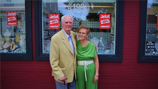 Anje Trawny-Sander ist glücklich, gemeinsam mit ihrem Vater Karl-Heinz Sander (93) das Jubiläum feiern zu können.