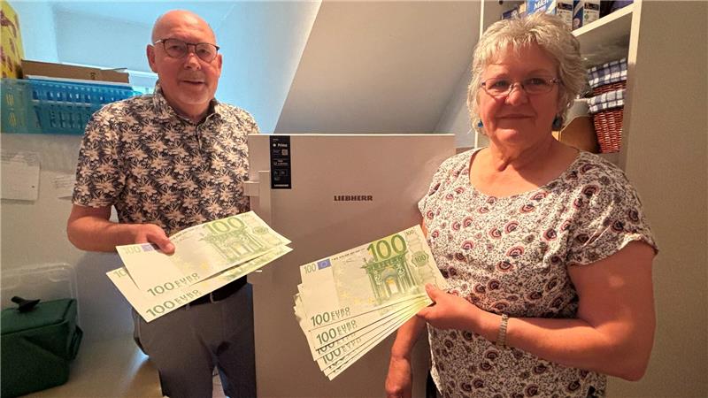 Leben mit Krebs stiftet Gefrierschrank für Goslarer Hospiz Anka Trumpfheller (Hospiz Christophorus-Haus) freut sich über 1200 Euro von Eike Hulsch (Leben mit Krebs Goslar-Salzgitter).
