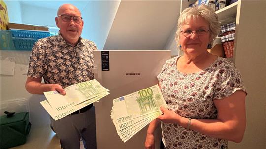Anka Trumpfheller (Hospiz Christophorus-Haus) freut sich über 1200 Euro von Eike Hulsch (Leben mit Krebs Goslar-Salzgitter).