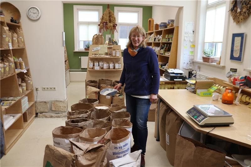 Mühle Langelsheim: „Auskömmlich wirtschaften wird immer schwerer“ Anke Dege im Hofladen direkt auf dem Gelände der Mühle. Neben verschiedenen Mehlsorten gibt es einige weitere nachhaltige Produkte. Foto: Neddermeier