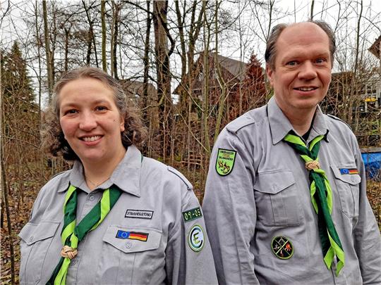 Anke und Torsten Reitzig präsentieren die Kluft, welche die Oberharzer Feuersalamander tragen werden. Fotos: Knoke/Privat