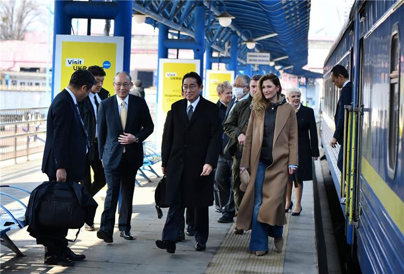 Japans Ministerpräsident Fumio Kishida besucht Ukraine Ankuft von Fumio Kishida (M) in Kiew.