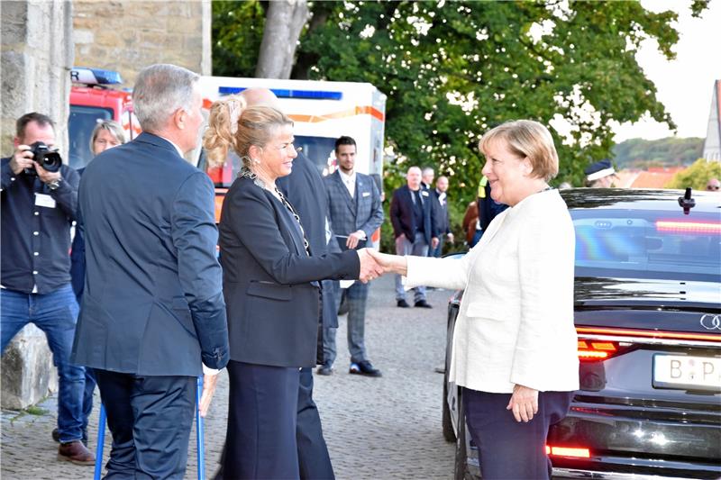 Angela Merkel: Ex-Kanzlerin mit viel Herz für Goslar Ankunft an der Kaiserpfalz: Oberbürgermeisterin Urte Schwerdtner begrüßt Altkanzlerin Dr. Angela Merkel. Foto: Sowa