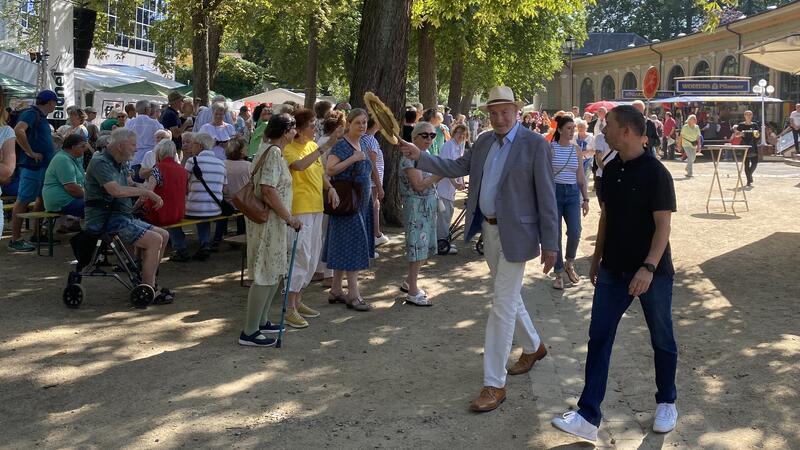 Ankunft im Badepark: Bürgermeister Ralf Abrahms führt den Umzug an und eröffnet im Anschluss das Salz- und Lichterfest offiziell.