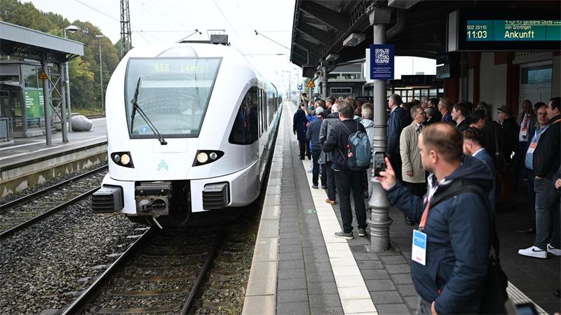 Bahnstrecke eröffnet - „Wunderline“ verbindet Leer-Groningen Ankunft in Leer. Vorerst ist zwischen Groningen und Leer noch meist ein Umstieg in Winschoten nötig.