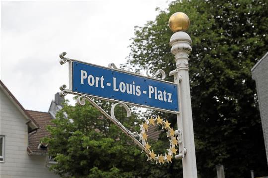 Anlässlich der Städtepartnerschaft heißt der Platz an der Volksbank seit Jahren „Port-Louis-Platz“. Daran dürfte sich auch nach dem offiziellen Ende der Verbindung nichts ändern. Foto: GZ-Archiv