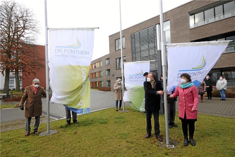 Fontheim-Klinik feiert ihr 140-jähriges Bestehen Anlässlich des 140. Geburtstags der Fontheim-Klinik hissen Vertreter aus Klinikleitung und Mitarbeiterschaft neue Flaggen auf dem Gelände, die auf das runde Bestehen hinweisen. Foto: Gereke