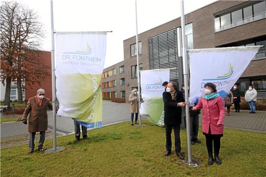 Anlässlich des 140. Geburtstags der Fontheim-Klinik hissen Vertreter aus Klinikleitung und Mitarbeiterschaft neue Flaggen auf dem Gelände, die auf das runde Bestehen hinweisen.  Foto: Gereke