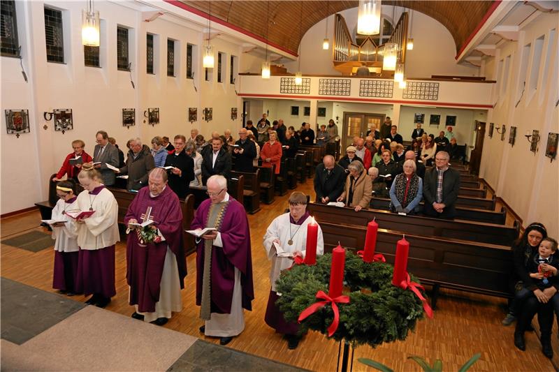 Anlässlich des 80. Geburtstages von Benediktiner Gregor Zippel (Mitte li.) wird in der katholischen St.-Konrad-Kirche Oker ein Festgottesdienst gefeiert. Daran nimmt auch Domkapitular a. D., Adolf Pohner, teil. Er war in den 1970er und 1980er Jahren Pfarrer der St.-Konrad-Gemeinde.  Foto: Slotosch