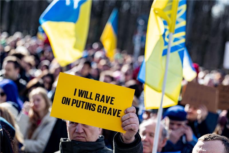 Anlässlich des zweiten Jahrestags der russischen Angriffskriegs auf die Ukraine finden in Deutschland vielerorts Aktionen und Kundgebungen in Solidarität mit der Ukraine statt - wie hier am Brandenburger Tor in Berlin.