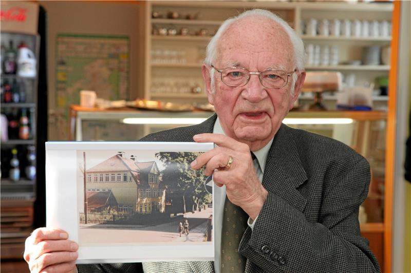 Anlässlich seines 85. Geburtstages überraschen ehemalige Schüler ihren alten Lehrer Josef Bienert. Am Donnerstag ist der langjährige Rektor gestorben. Archivfoto: Bertram