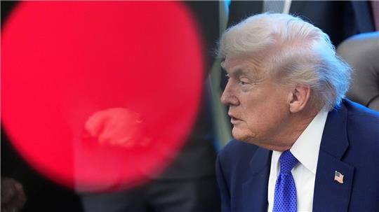 Anlass der neuen Eskalation ist ein Bericht der „New York Times“ über den Streit zwischen Regierung und Universität, den Trump als „völlig falsch“ bezeichnete. 