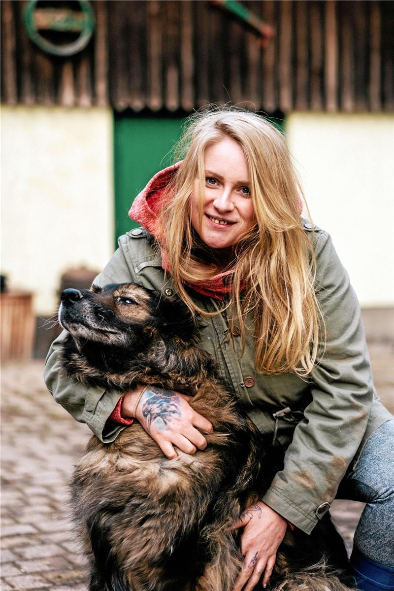 Ann-Christin Pabst hat ein großes Herz für Tiere. Die Hündin Peggy weiß das zu schätzen. Fotos: Brabanski