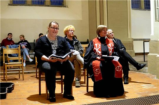 Ann-Kathrin Schirmer (links) ist jetzt offiziell Diakonin im Oberharz. Superintendentin Ulrike Schimmelpfeng segnet sie in der St.-Salvatoris-Kirche ein. Foto: Privat