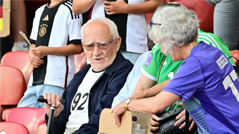 Ann-Katrin Bergers Opa Herbert auf der Tribüne im Letzigrund-Stadion